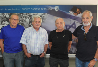 רופאי נבחרות ישראל הצעירות (מימין לשמאל): ד"ר אלג'ם, ד"ר זגר, ד"ר לזר וד"ר פרנק