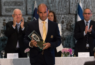 מנכ"ל מכבי ת"א, מרטין ביין עם מגן ההוקרה (צילום: מנהלת הליגה)