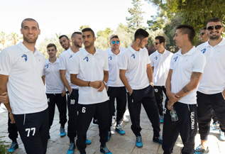 שחקני הפועל ק"ש בבית הנשיא (צילום: מנהלת הליגה)