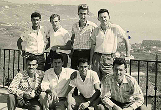 שלום פטרבורג ז"ל עומד שני מימין עם שחקני הפועל פ"ת