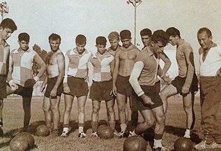 זלטקו צ'ייקובסקי (מימין) באימון הפועל חיפה (מתוך ספר הקבוצה)