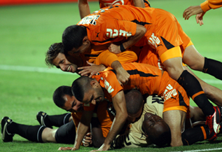 ערימת שחקנים בכתום (צילום: עודד קרני)
