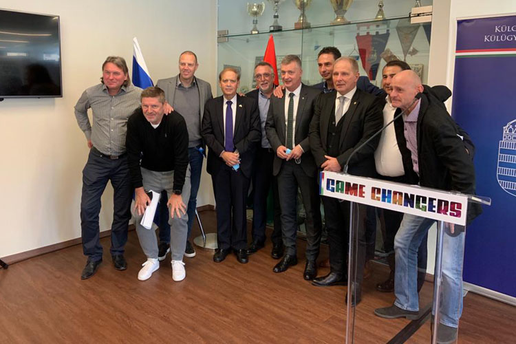פישונט, מאנדי, קליין וקלטי מגיעים לבלומפילד