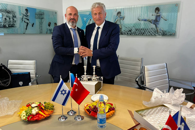 ישיבה עם ראשי ההתאחדות הטורקית